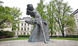 socha Jiří Marek: Liška Bystrouška (Janáčkovo náměstí) v Brně