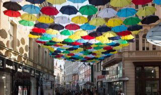 ulice Česká v Brně deštníky