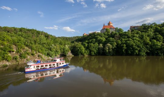 lodní doprava na Brněnské přehradě a hrad Veveří v Brně