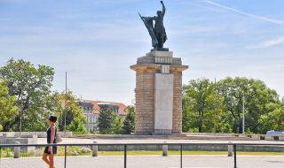 socha Vincenc Makovský: Rudoarmějec v Brně