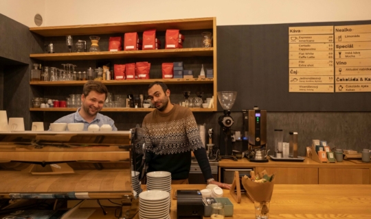 Monogram Espresso Bar - Adam Neubauer a herec Roman Blumaier