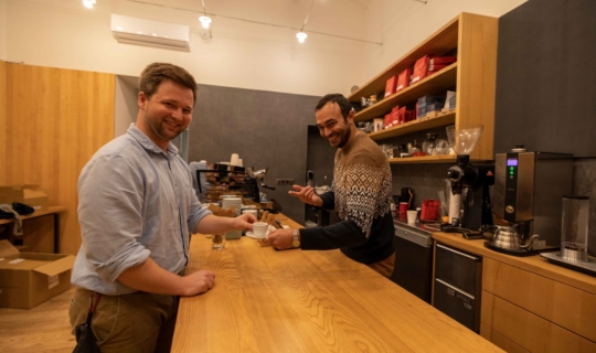 Monogram Espresso Bar - Adam Neubauer a herec Roman Blumaier