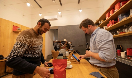 Monogram Espresso Bar - Adam Neubauer a herec Roman Blumaier