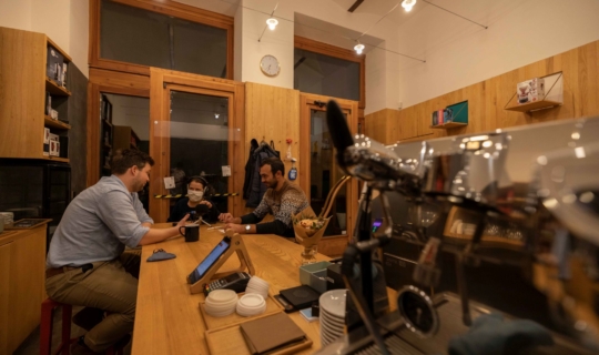 Monogram Espresso Bar - Adam Neubauer a herec Roman Blumaier