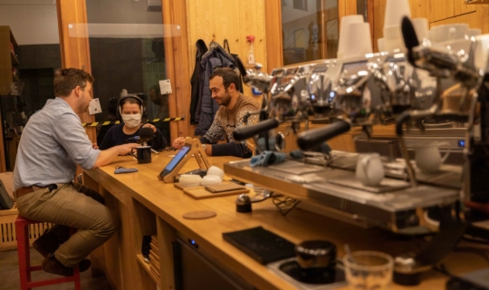Monogram Espresso Bar - Adam Neubauer a herec Roman Blumaier