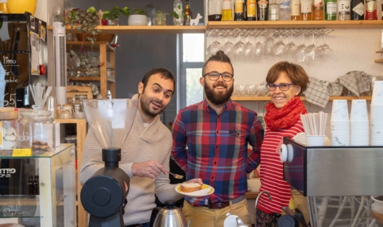 Herec Roman Blumaier, Tomáš Niederle a Kateřina Olivová během natáčení podcastu
