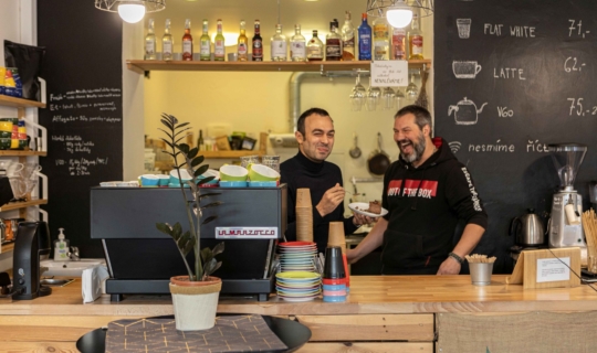 Komár Kafé - majitel Honza Komárek a herec Roman Blumaier