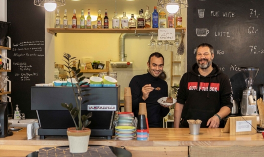 Komár Kafé - majitel Honza Komárek a herec Roman Blumaier