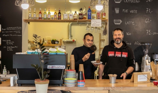 Komár Kafé - majitel Honza Komárek a herec Roman Blumaier
