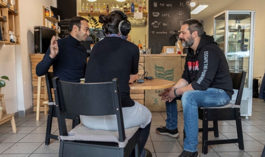 Komár Kafé - herec Roman Blumaier a majitel Honza Komárek