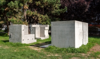 Socha věnovaná architektu A. Loosovi, M. Růžička