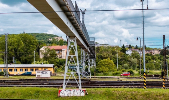 Nad kolejemi vede lávka, odkud je na nádraží dobrý výhled. Maloměřické seřazovací nádraží. Foto_Františka Foto