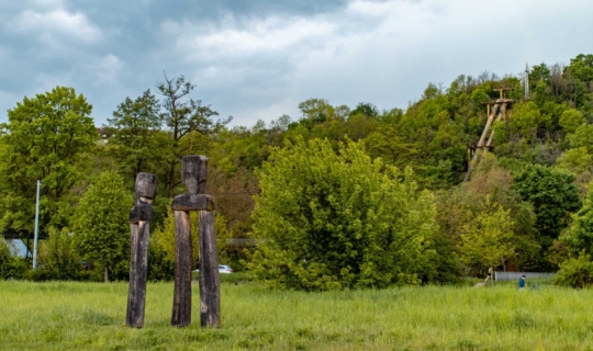 Plastika Setkání, jejíž autorkou je Barbora Křejčířová, na Cacovickém ostrově. Foto_Františka Foto